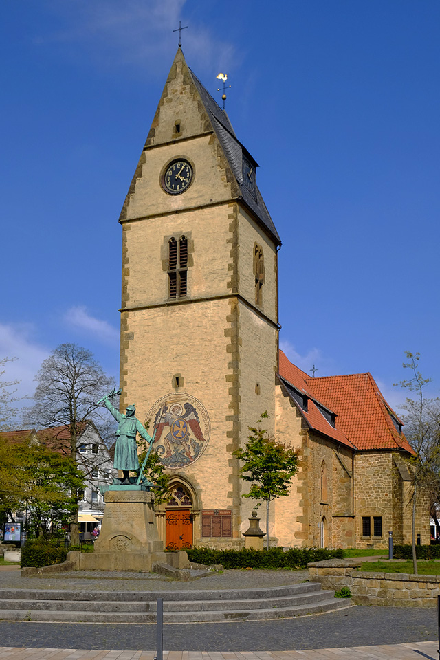 Evangelische Dorfkirche mit Kriegerdenkmal