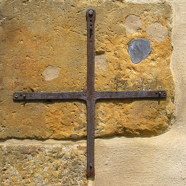 Altes Haspelkreuz am Turm der Dorfkirche