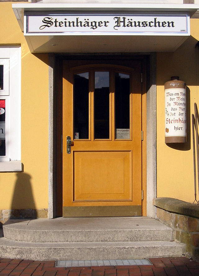 Steinhäger-Spruch als Detail an der Tür des Steinhäger-Häuschens