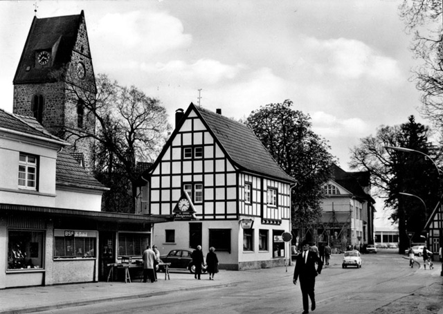 Historisches Foto des Ortskerns mit Steinhäger-Häuschen
